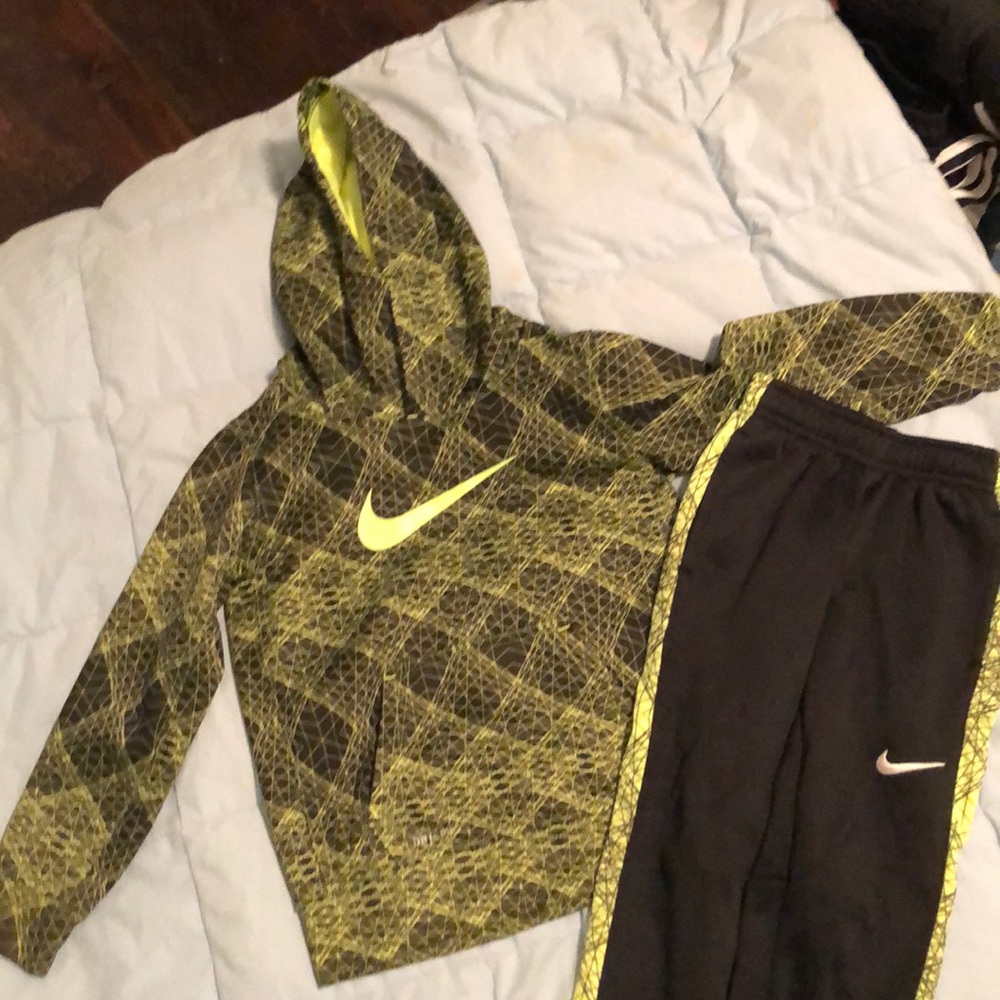 Nike Kids Matching Set in Black and Green - Picture 1 of 4